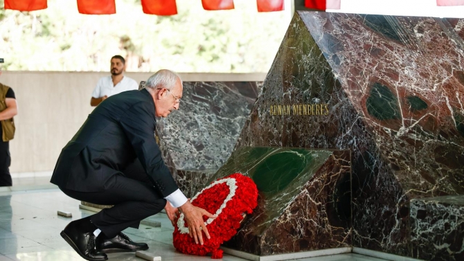 CHP Genel Başkanı Kılıçdaroğlu, Özal ve Menderes'in anıt mezarlarını ziyaret etti