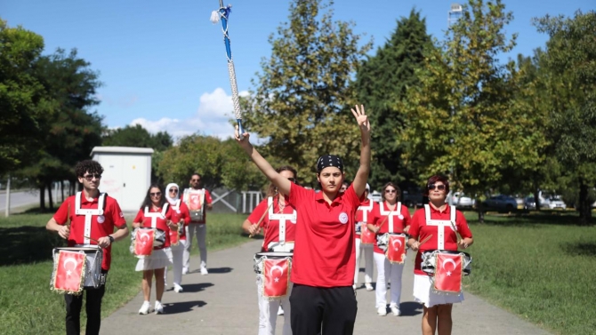 Sağlık çalışanları halk sağlığına dikkati çekmek için trampet takımı kurdu