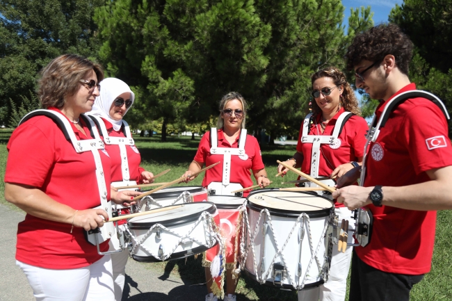 Sağlık çalışanları halk sağlığına dikkati çekmek için trampet takımı kurdu