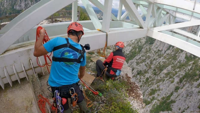 Kastamonu'da iple Çatak Kanyonu'na inip cam terasın altında çevre temizliği yaptılar