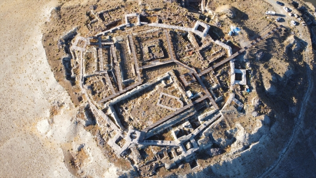 Çocuklar Arkeoparka dönüştürülen Urartu şehrinde satranç oynadı