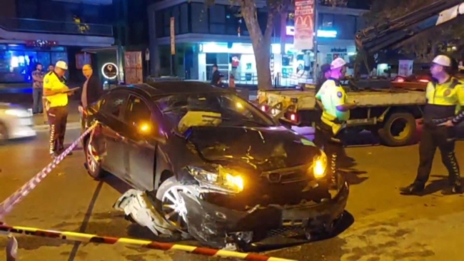 Kadıköy'de taksi ile otomobil çarpıştı: 2 yaralı