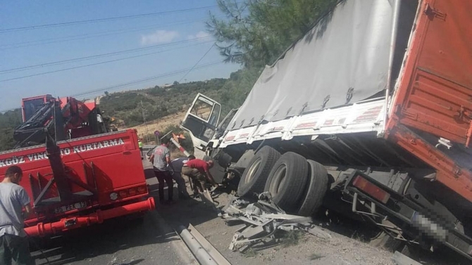 İzmir'de freni boşalan kamyon şarampole devrildi, sürücü hafif yaralandı