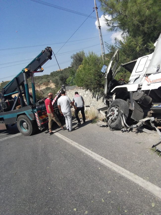 İzmir'de freni boşalan kamyon şarampole devrildi, sürücü hafif yaralandı