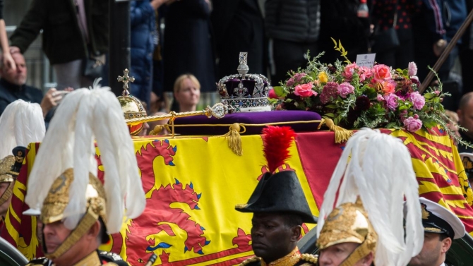 Kraliçe 2. Elizabeth'in naaşı defnedileceği Windsor'a getirildi