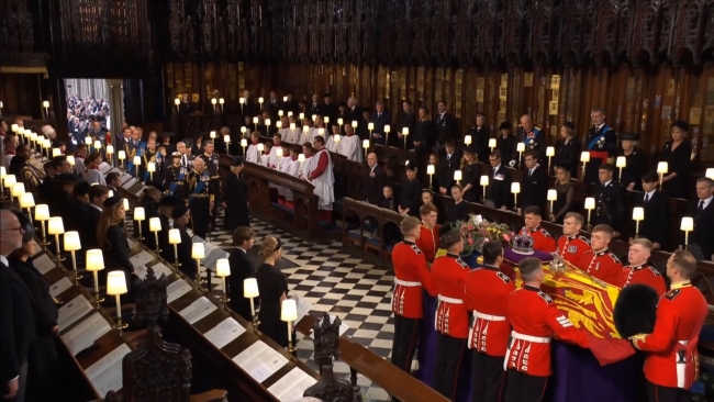 Kraliçe 2. Elizabeth'in naaşı defnedileceği Windsor'a getirildi