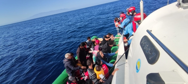 Yunanistan'ın ölüme terk ettiği 66 düzensiz göçmen kurtarıldı