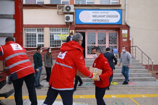 Türk Kızılay, bu yıl 10 milyon lira eğitim yardımı yaptı