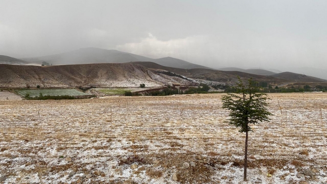 Niğde'yi sağanak ve dolu vurdu