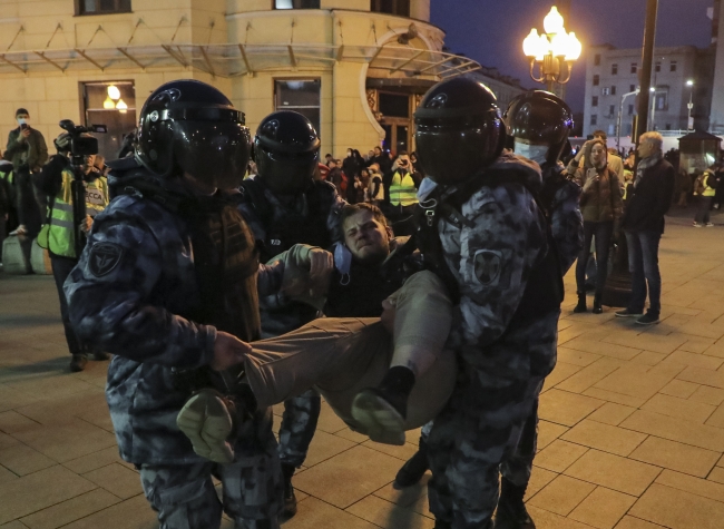 Rusya'daki seferberlik karşıtı protestolarda gözaltı sayısı bini aştı