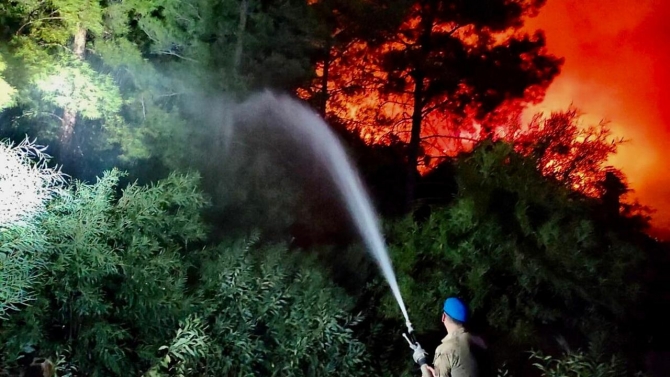 Marmaris'teki orman yangınına müdahale karadan sürdürülüyor