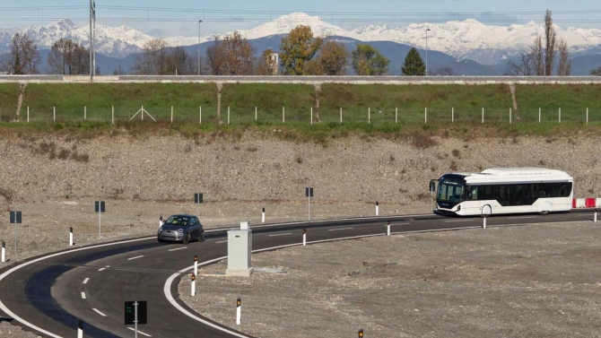 Yol, üstündeki aracı şarj edecek, depo 3 dakikada dolacak