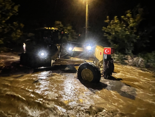 Nevşehir'de sağanak sele dönüştü: Evlerin bahçe duvarı yıkıldı