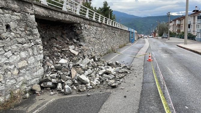 Karabük'te sağanak nedeniyle üst yolun duvarı çöktü