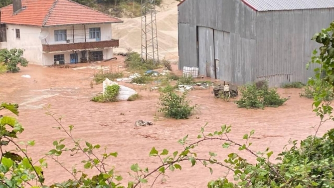 Bartın'da sağanak nedeniyle dere taştı