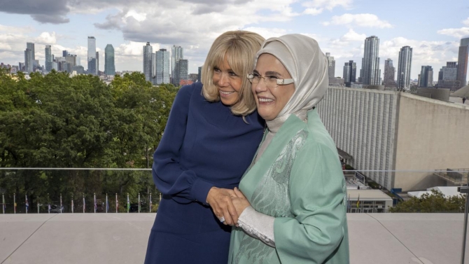 Emine Erdoğan, Macron'un eşi Brigitte Macron ile görüştü