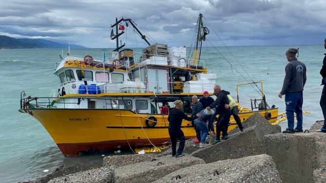 17 personeli bulunan balıkçı teknesi karaya oturdu