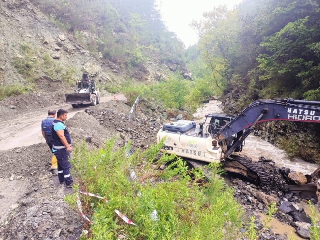 Hatay'da sağanak nedeniyle yol çöktü