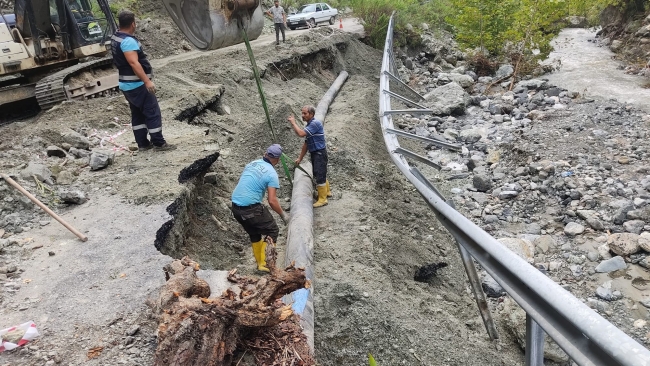 Hatay'da sağanak nedeniyle yol çöktü