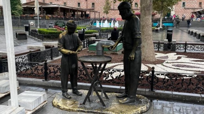 Eminönü'nde simitçi heykelindeki simitleri çaldılar