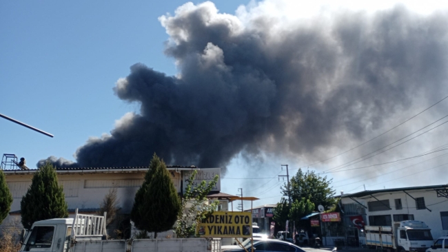 İzmir'de fabrika yangını: Çok sayıda ekip sevk edildi