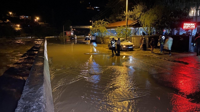 Zonguldak'ta sağanak nedeniyle Ilıksu Deresi taştı: 20 kişi mahsur kaldı