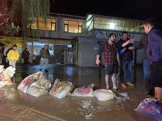 Zonguldak'ta sağanak nedeniyle Ilıksu Deresi taştı: 20 kişi mahsur kaldı