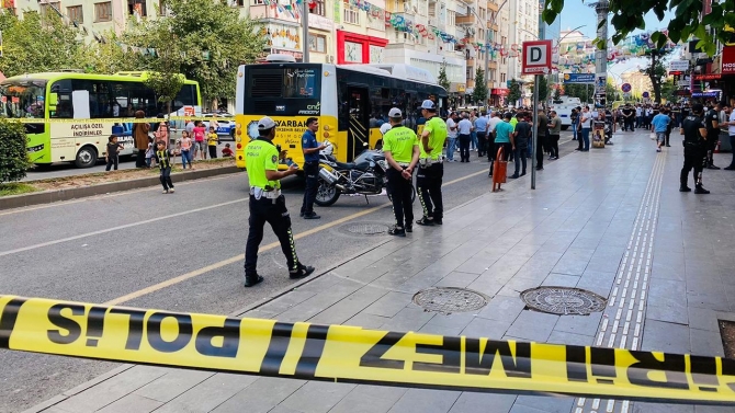 Kıyafeti kapıya sıkışan kadın otobüsün altında kaldı