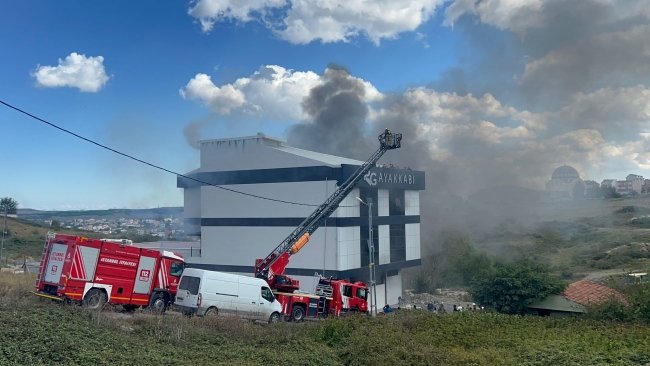 Arnavutköy'de fabrikada yangın: İşçiler çatıda mahsur kaldı