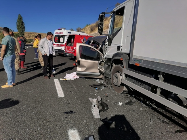 Tırla hafif ticari araç çarpıştı: 3 ölü