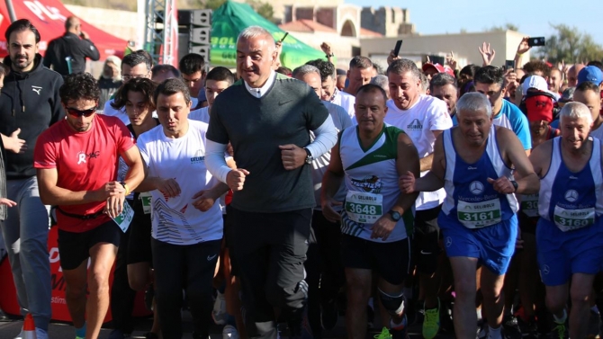 Bakanı Ersoy Uluslararası 7. Gelibolu Maratonu'na katıldı