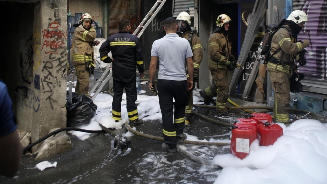 Beyoğlu'nda boya imalathanesinde yangın