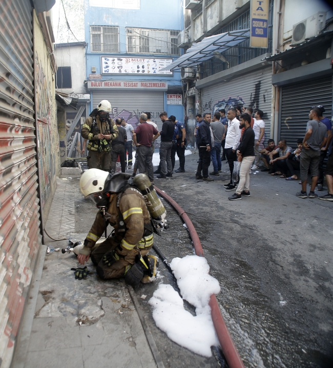 Beyoğlu'nda boya imalathanesinde yangın