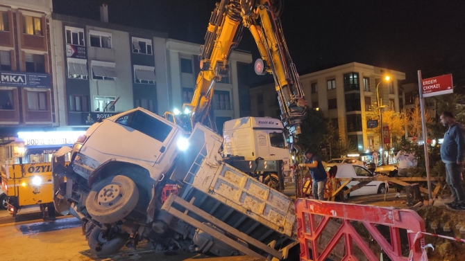 İSKİ'nin çalışması sırasında çukura düşen kamyonet çekiciyle çıkarıldı