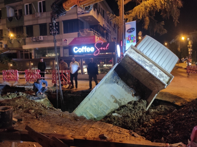 İSKİ'nin çalışması sırasında çukura düşen kamyonet çekiciyle çıkarıldı