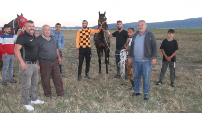 Konya'da jokeyini üstünden atan at saatler sonra bulundu