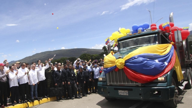 Venezuela-Kolombiya kara sınırı 7 yılın ardından araç trafiğine açıldı