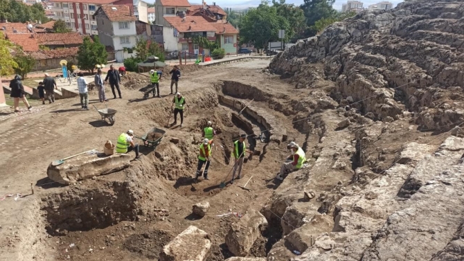 "Sezar'ın Kalesi"nde antik tiyatro gün yüzüne çıkarılıyor