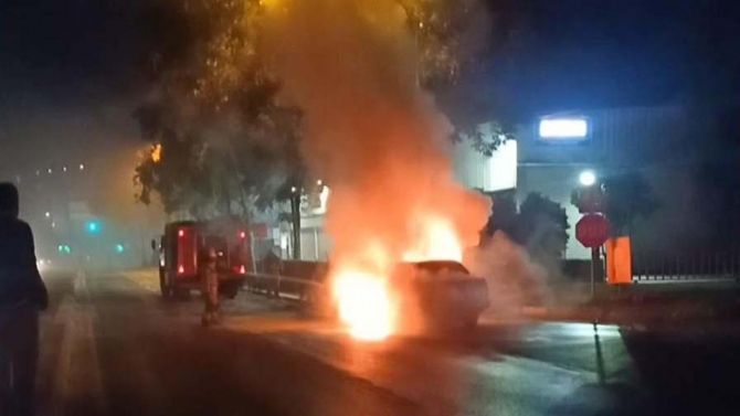 İstanbul'da otomobil bir anda alev aldı, sürücü ölümden döndü