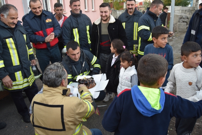 Kars'ta yangın ihbarına giden itfaiye ekibine sürpriz kutlama