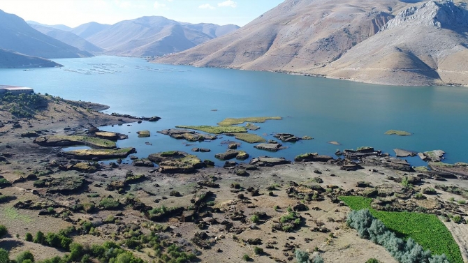 Su seviyesi azaldı, "yüzen adalar" karaya oturdu