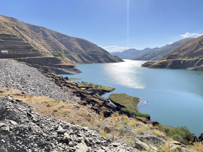 Su seviyesi azaldı, "yüzen adalar" karaya oturdu