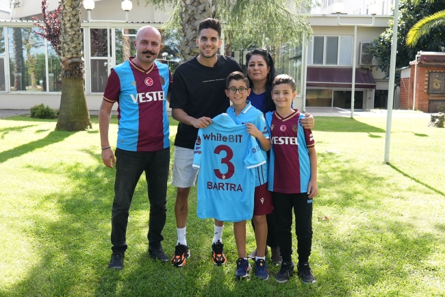 Trabzonsporlu Marc Bartra golünden sonra dans eden minik taraftarla buluştu