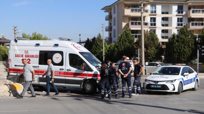 Hasta taşıyan ambulans ile ticari araç çarpıştı: 5 yaralı