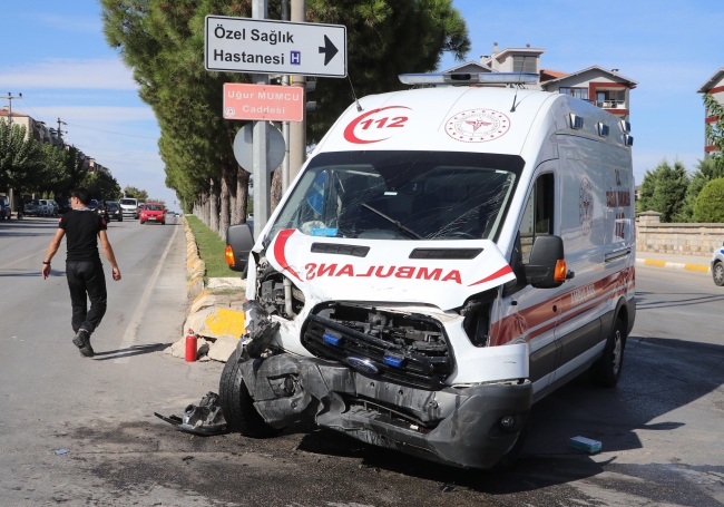 Hasta taşıyan ambulans ile ticari araç çarpıştı: 5 yaralı