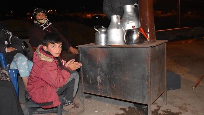 Ardahan'da artçılar nedeniyle vatandaşlar geceyi sokakta geçiriyor