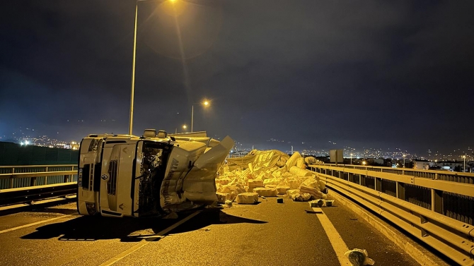 Kuzey Marmara Otoyolu'nda tır devrildi: Yol trafiğe kapandı