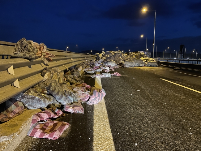 Kuzey Marmara Otoyolu'nda tır devrildi: Yol trafiğe kapandı