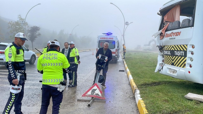 Edirne'de servis araçları çarpıştı: 20 yaralı