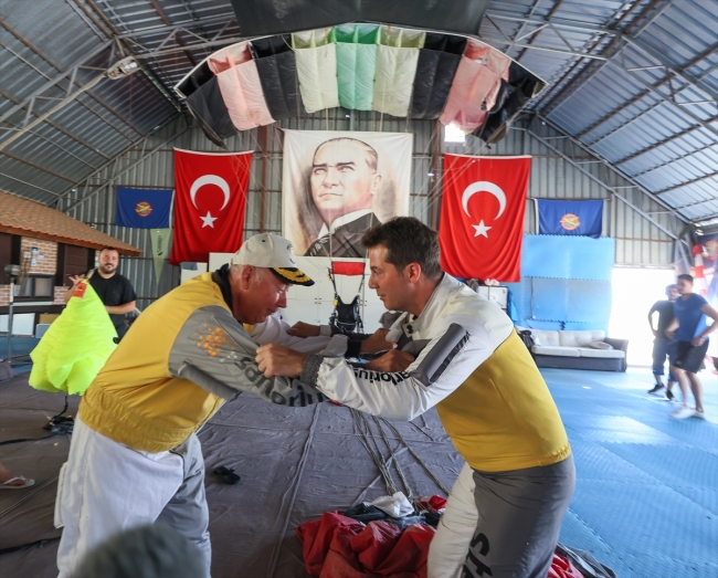 Paraşütçü baba oğul gökyüzünde heyecanı birlikte yaşıyor